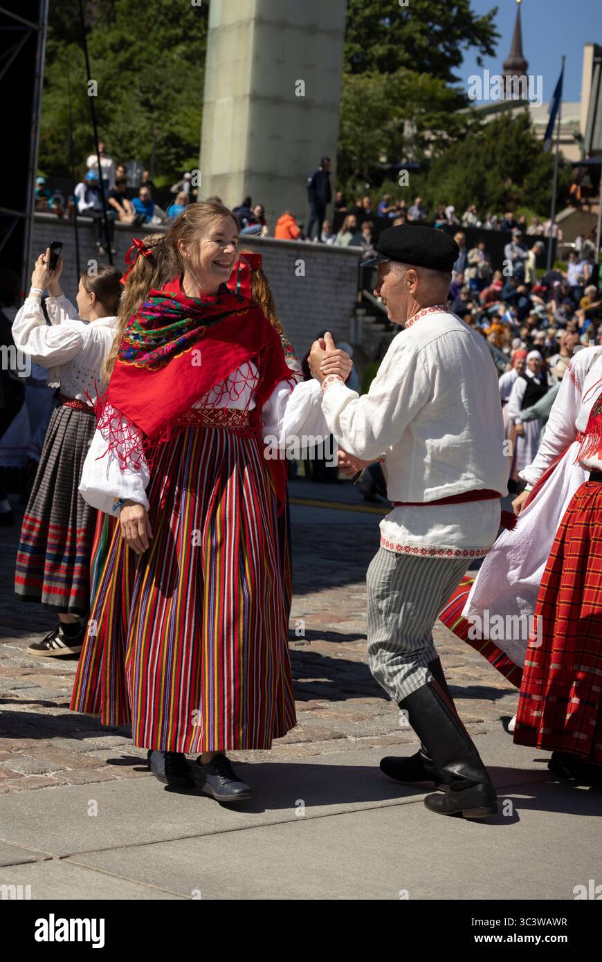 Tallinn, estonia, 4 luglio 2025: Ballerini popolari estoni che praticano i loro passi Foto Stock