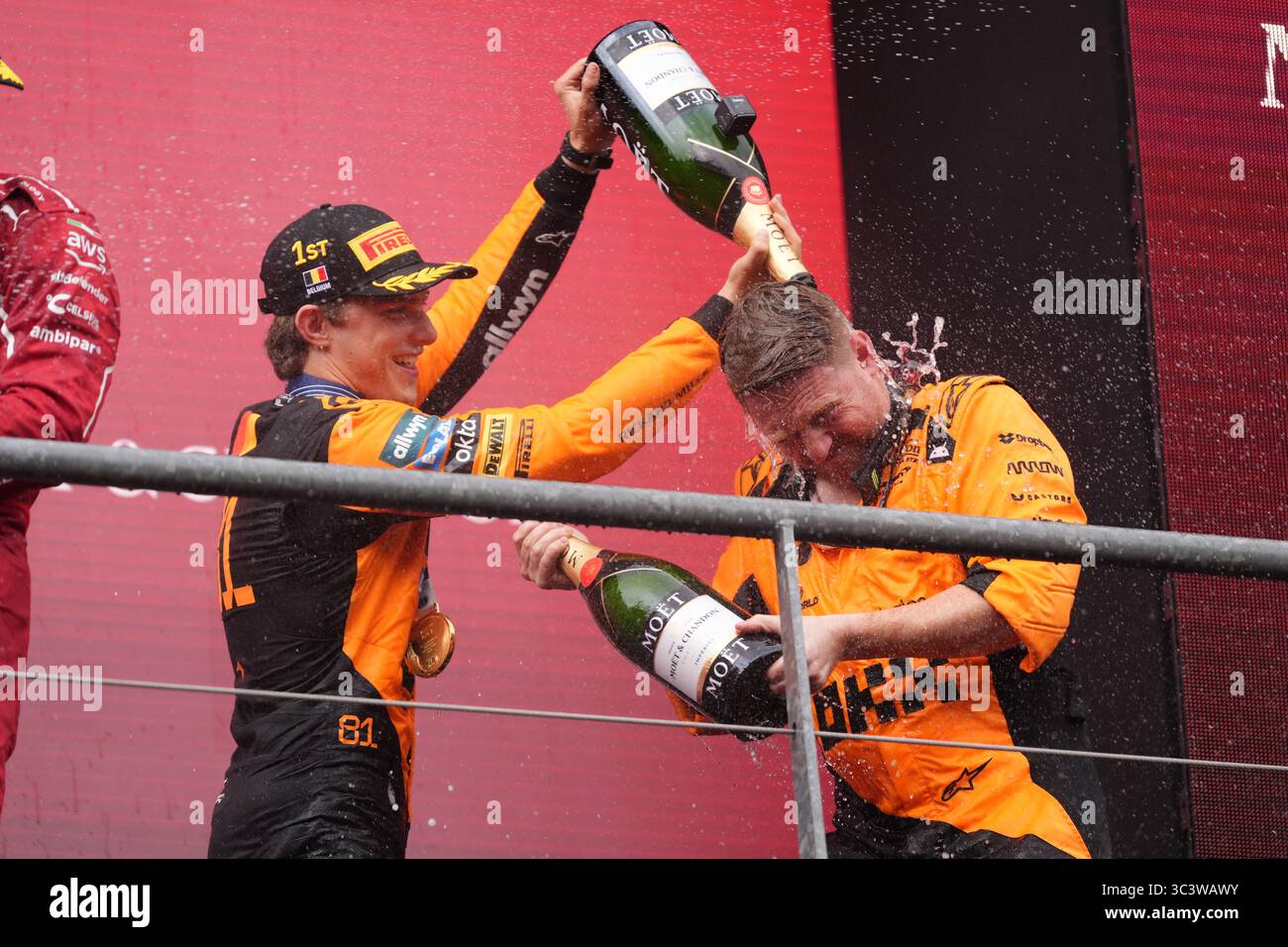 L'Oscar Piastri di McLaren festeggia con il delegato del trofeo McLaren sul podio dopo aver vinto il Gran Premio di F1 del Belgio 2025 sul circuito di Spa-Francorchamps, Stavelot, Belgio. Data foto: Domenica 27 luglio 2025. Foto Stock