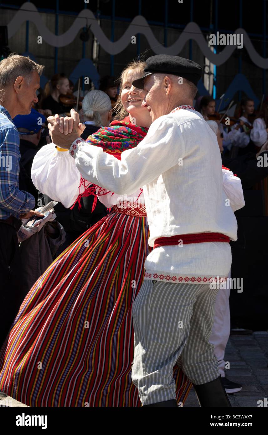 Tallinn, estonia, 4 luglio 2025: Ballerini popolari estoni che praticano i loro passi Foto Stock