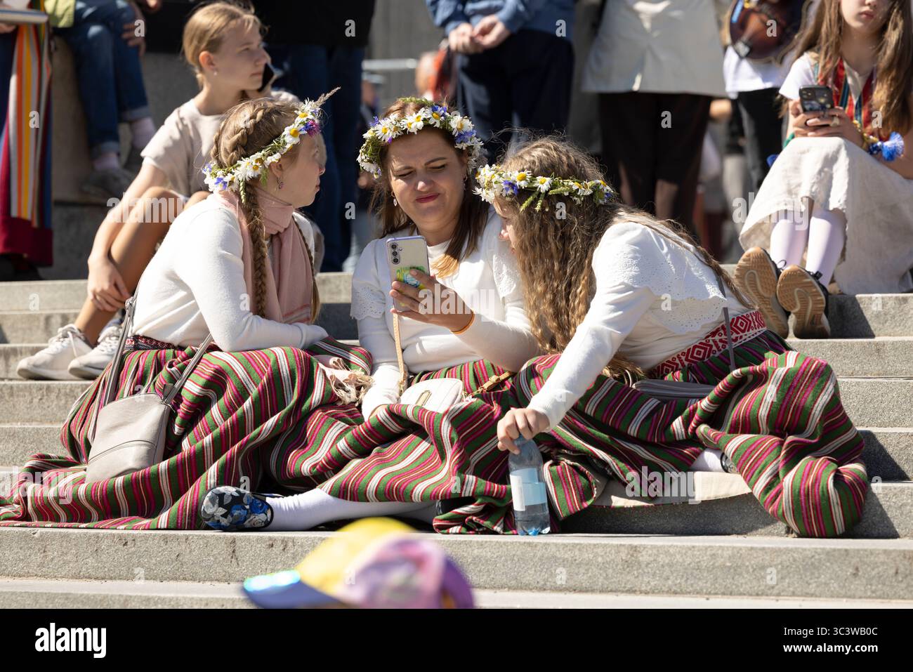 Tallinn, estonia, 4 luglio 2025: Ballerini popolari estoni che praticano i loro passi Foto Stock