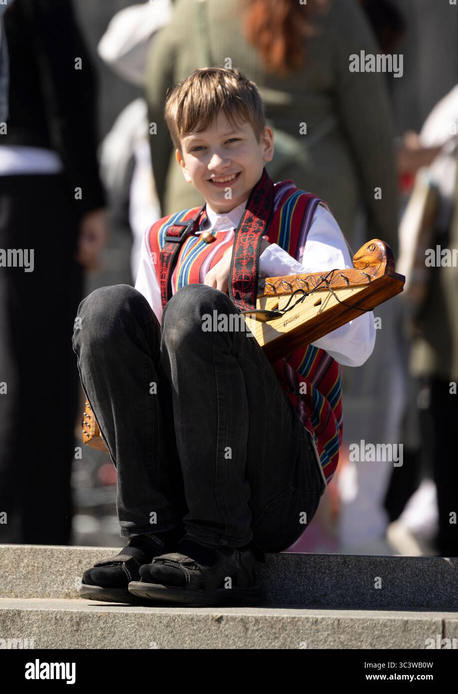 Tallinn, estonia, 4 luglio 2025: Ballerini popolari estoni che praticano i loro passi Foto Stock