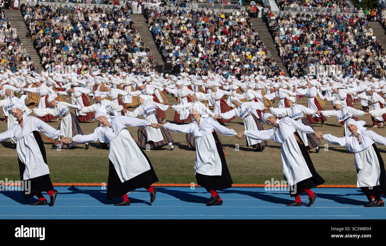 Tallinn, estonia, 4 luglio 2025: Ballerini popolari estoni che praticano i loro passi Foto Stock