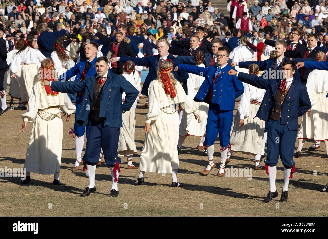 Tallinn, estonia, 4 luglio 2025: Ballerini popolari estoni che praticano i loro passi Foto Stock