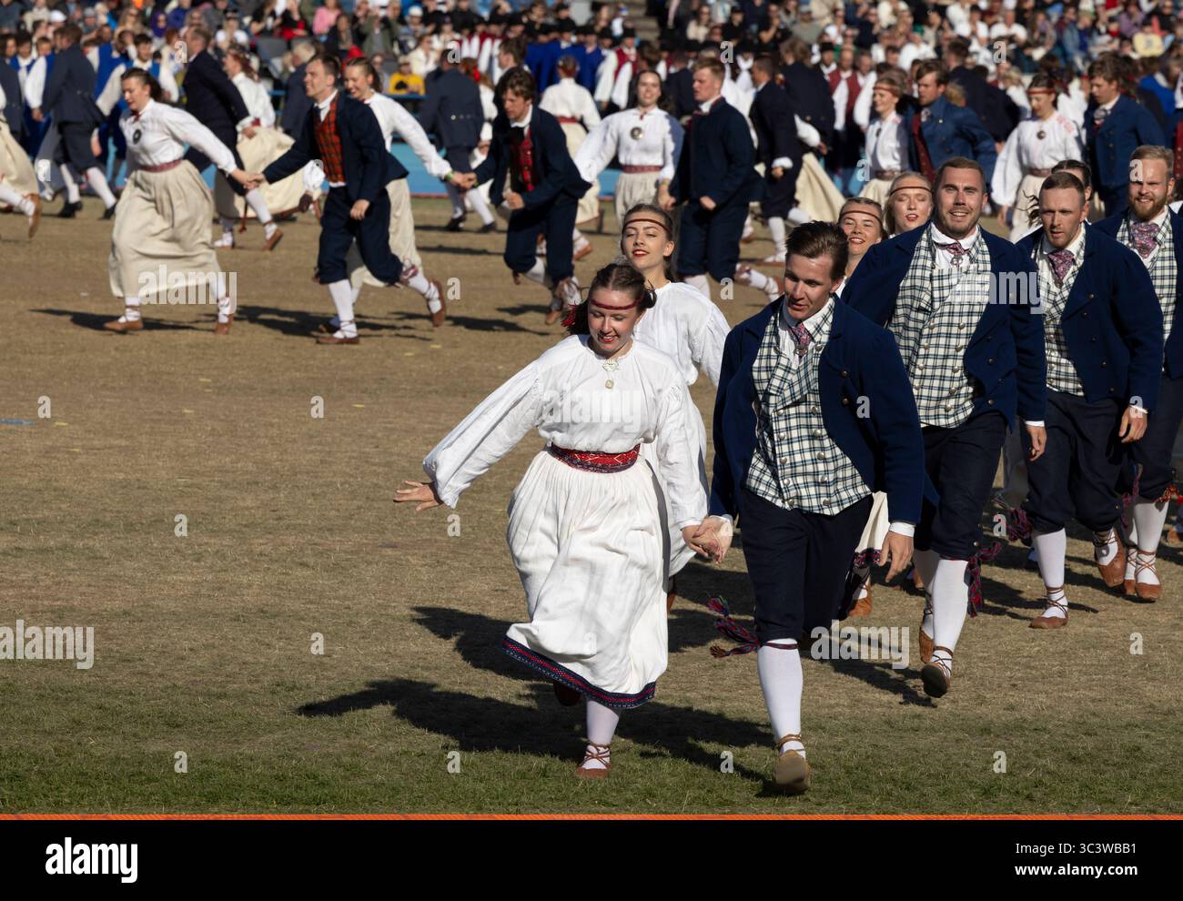 Tallinn, estonia, 4 luglio 2025: Ballerini popolari estoni che praticano i loro passi Foto Stock