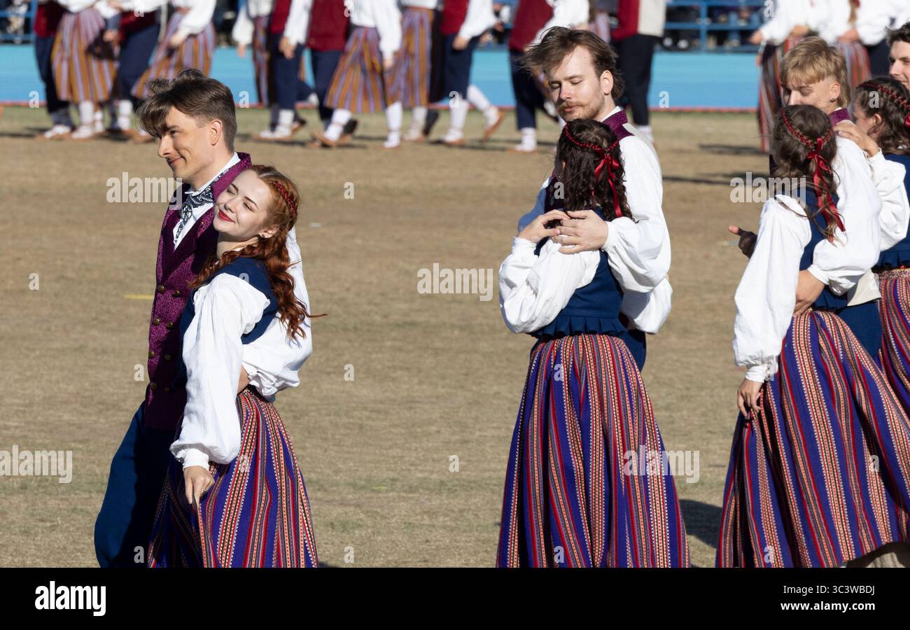 Tallinn, estonia, 4 luglio 2025: Ballerini popolari estoni durante il festival di canto e danza Foto Stock