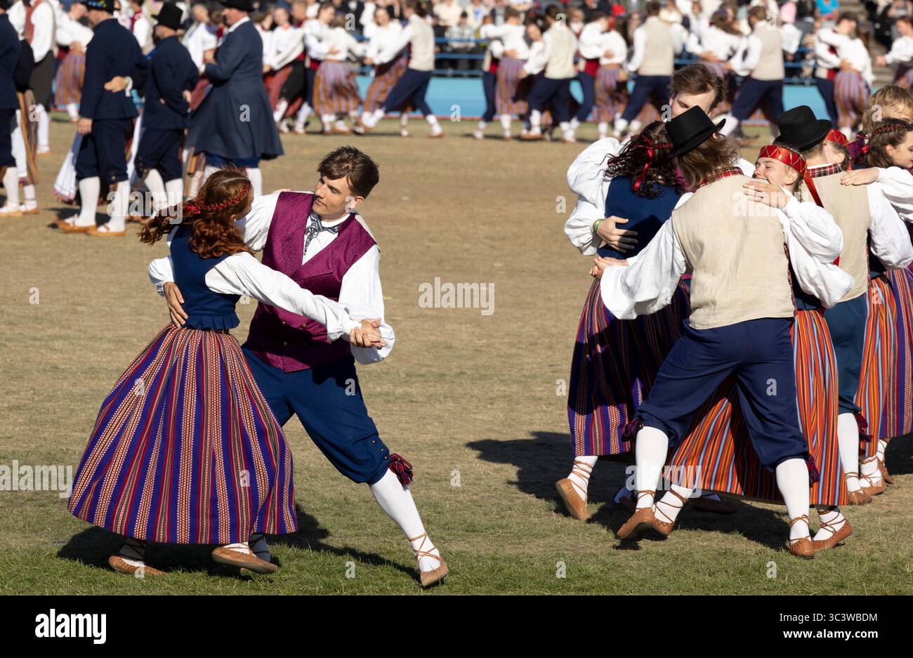 Tallinn, estonia, 4 luglio 2025: Ballerini popolari estoni che praticano i loro passi Foto Stock