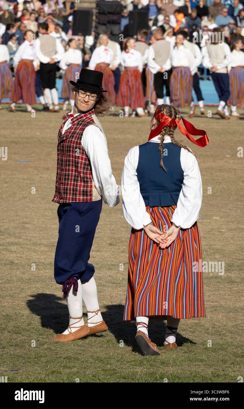 Tallinn, estonia, 4 luglio 2025: Ballerini popolari estoni che praticano i loro passi Foto Stock