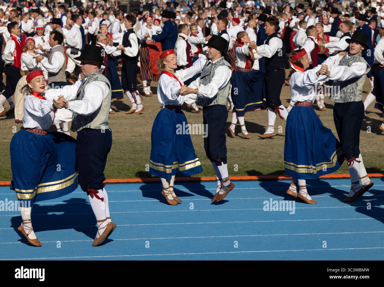 Tallinn, estonia, 4 luglio 2025: Ballerini popolari estoni che praticano i loro passi Foto Stock