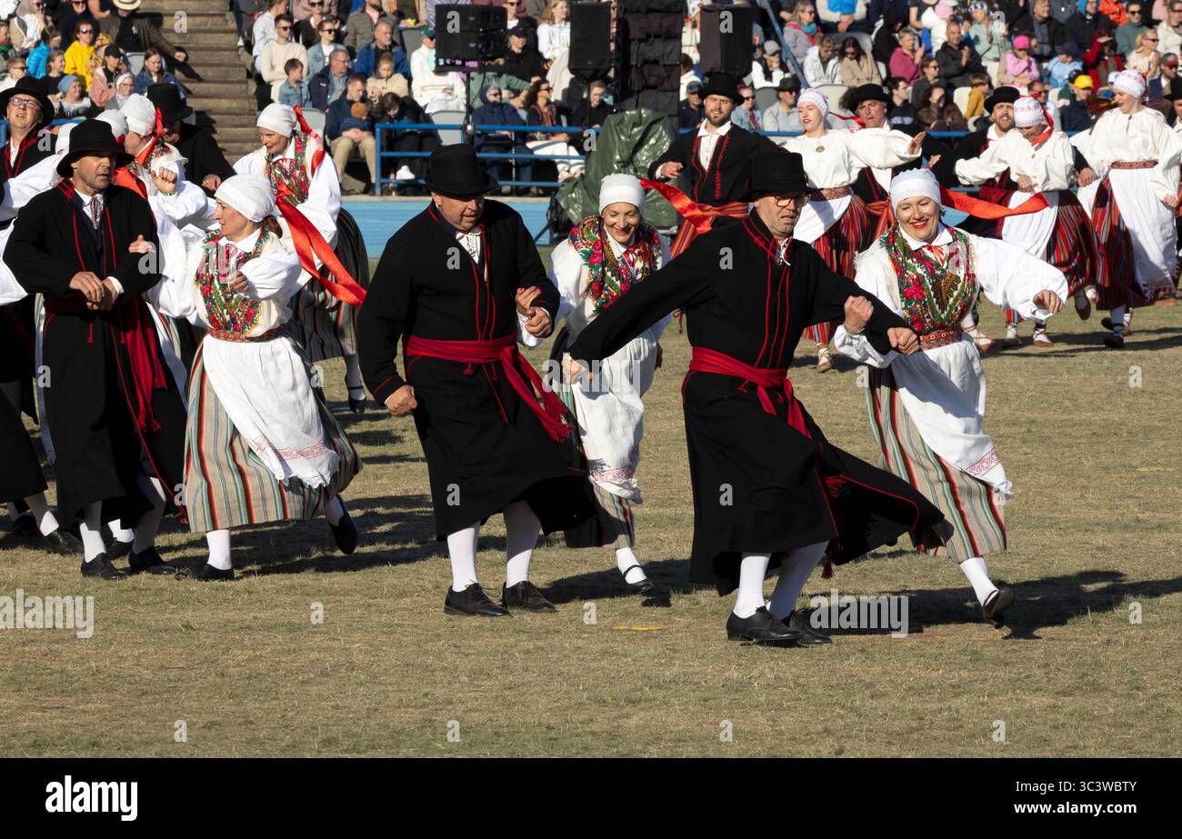 Tallinn, estonia, 4 luglio 2025: Ballerini popolari estoni che praticano i loro passi Foto Stock