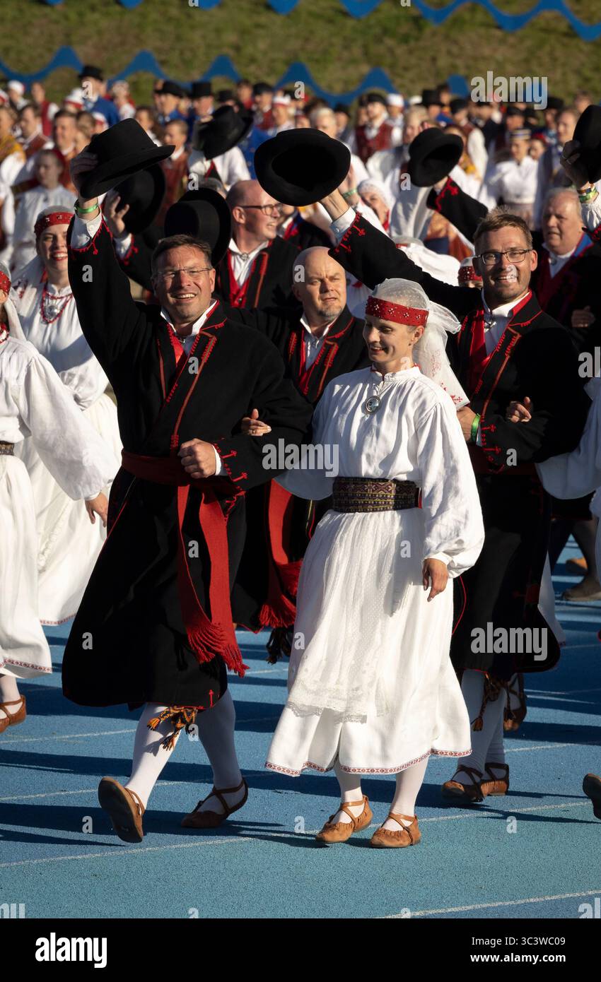 Tallinn, Estonia, 4 luglio 2025: Persone in abbigliamento tradizionale per le strade di Tallinn durante il famoso festival di canto e danza Foto Stock
