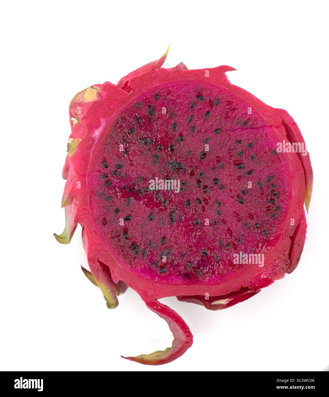 frutto di drago rosso/rosa con semi neri e una buccia verde, chiamata hylocereus costaricensis, fotografata su sfondo bianco e una fotocamera full frame Foto Stock