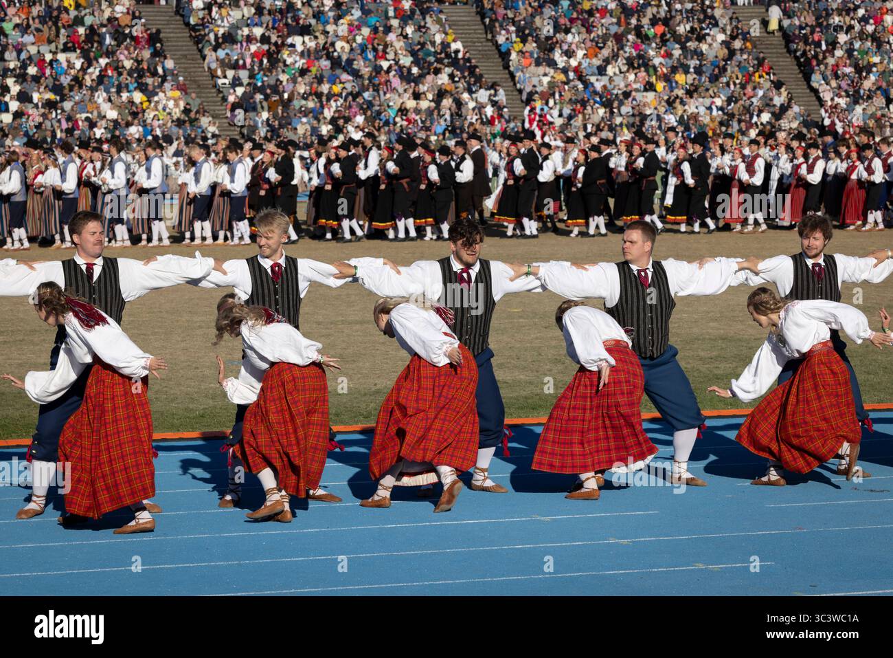 Tallinn, Estonia, 4 luglio 2025: Persone in abbigliamento tradizionale per le strade di Tallinn durante il famoso festival di canto e danza Foto Stock