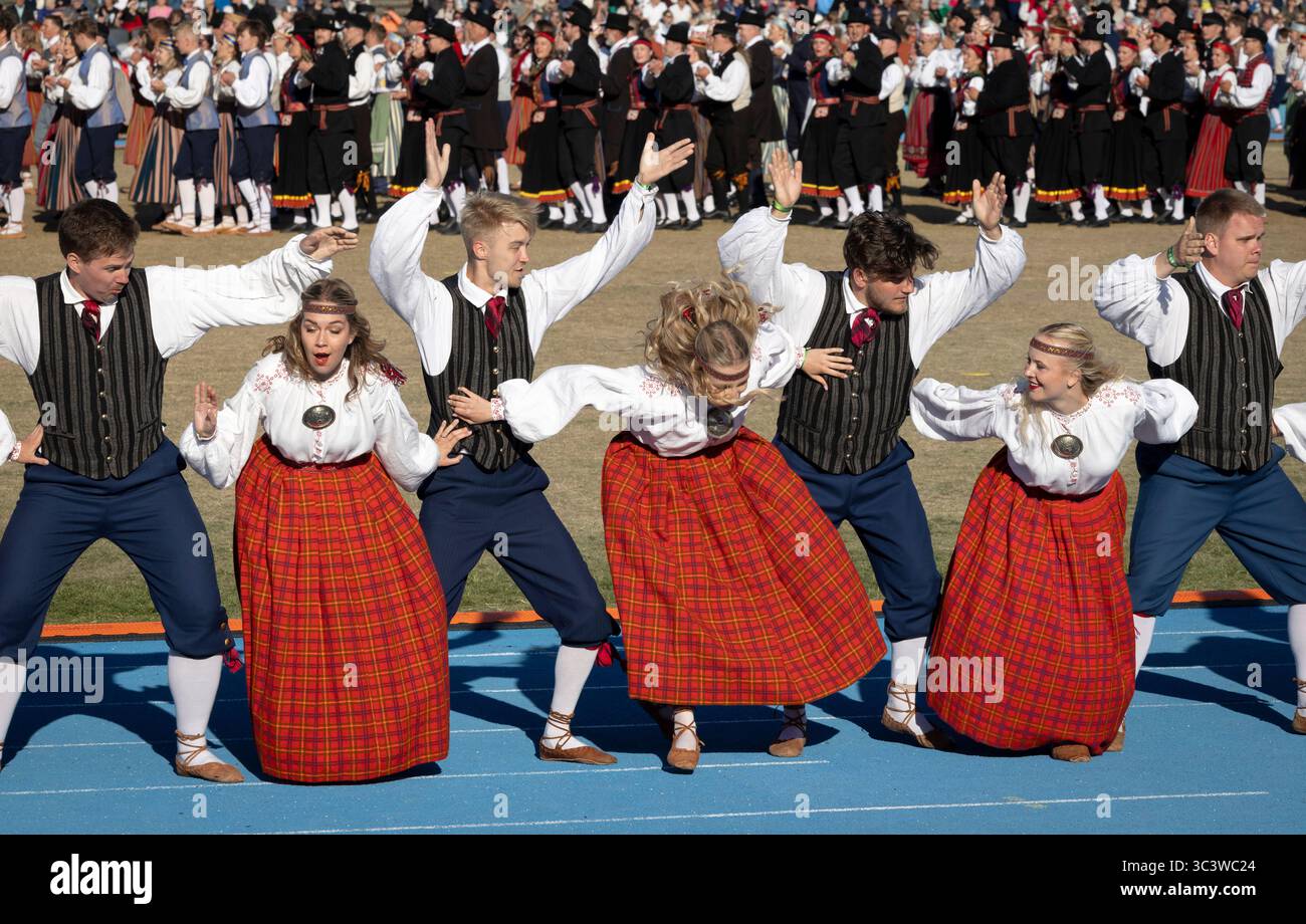 Tallinn, Estonia, 4 luglio 2025: Persone in abbigliamento tradizionale per le strade di Tallinn durante il famoso festival di canto e danza Foto Stock