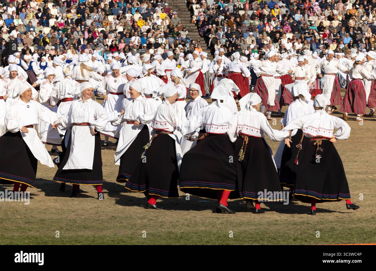 Tallinn, estonia, 4 luglio 2025: Ballerini popolari estoni che praticano i loro passi Foto Stock