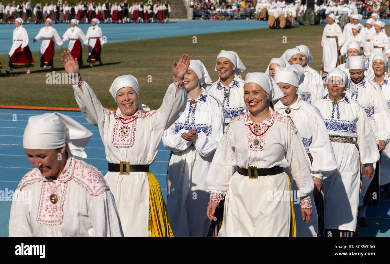 Tallinn, estonia, 4 luglio 2025: Ballerini popolari estoni che praticano i loro passi Foto Stock