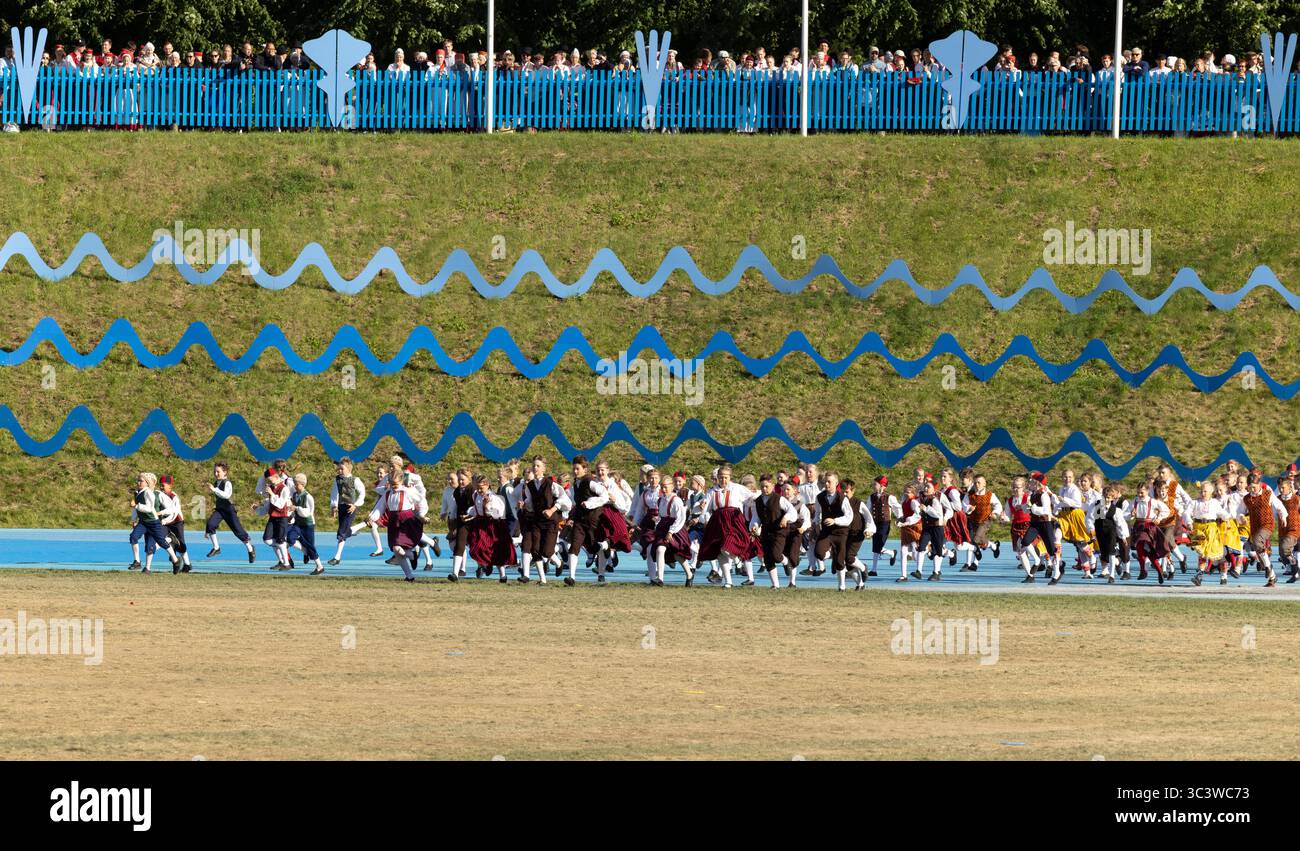 Tallinn, estonia, 4 luglio 2025: Ballerini popolari estoni che praticano i loro passi Foto Stock