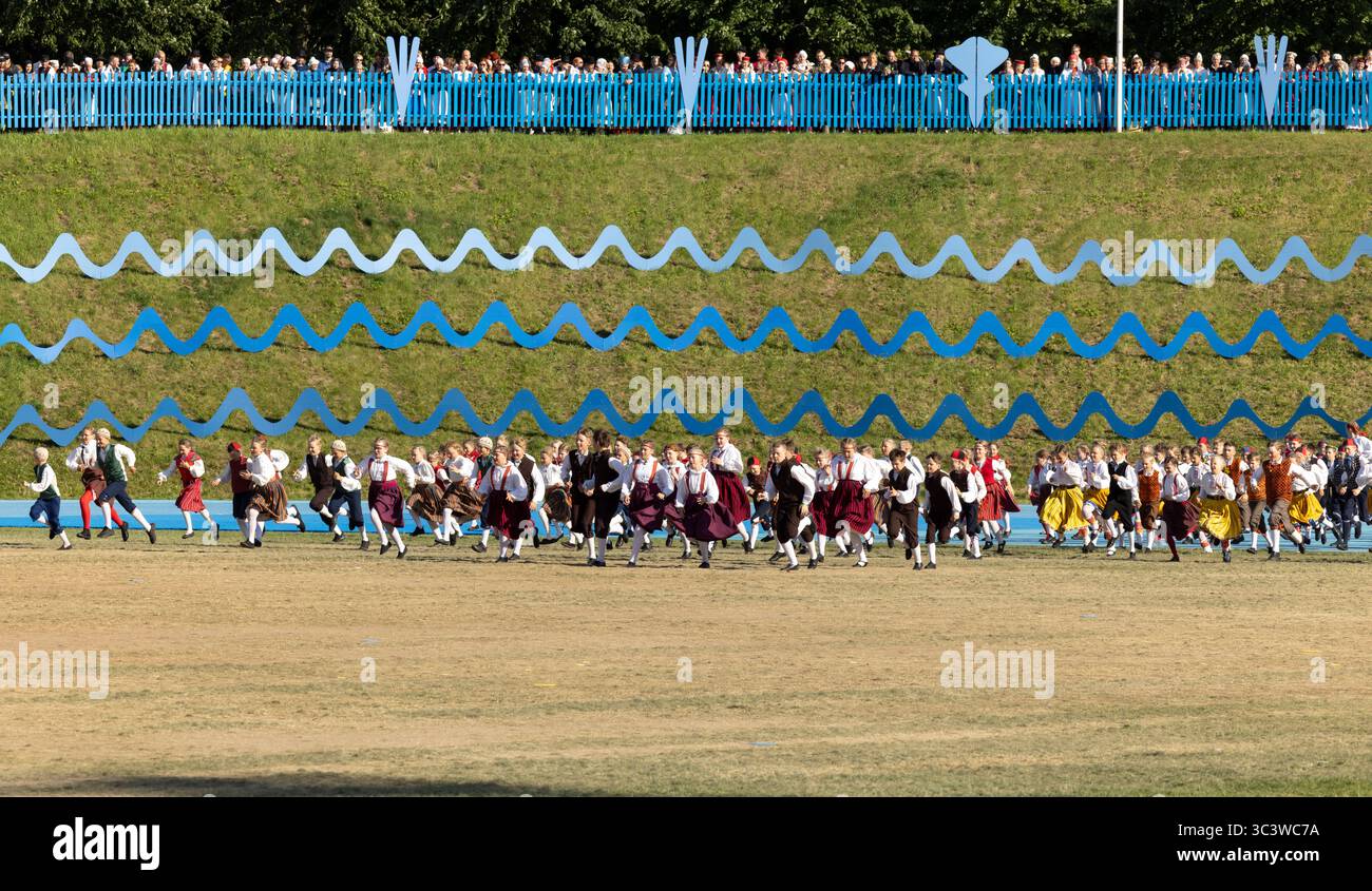 Tallinn, estonia, 4 luglio 2025: Ballerini popolari estoni che praticano i loro passi Foto Stock