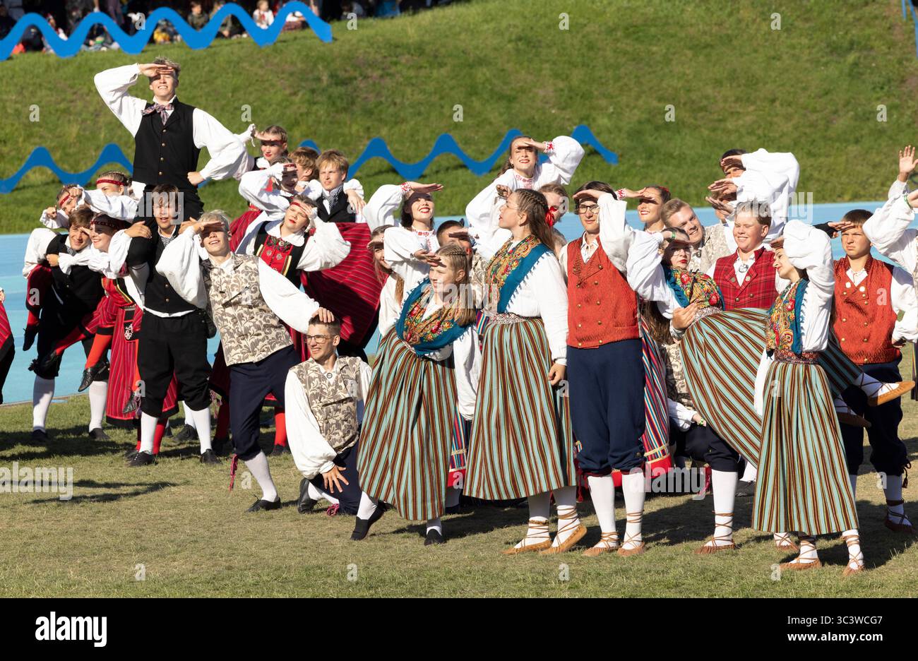Tallinn, estonia, 4 luglio 2025: Ballerini popolari estoni che praticano i loro passi Foto Stock