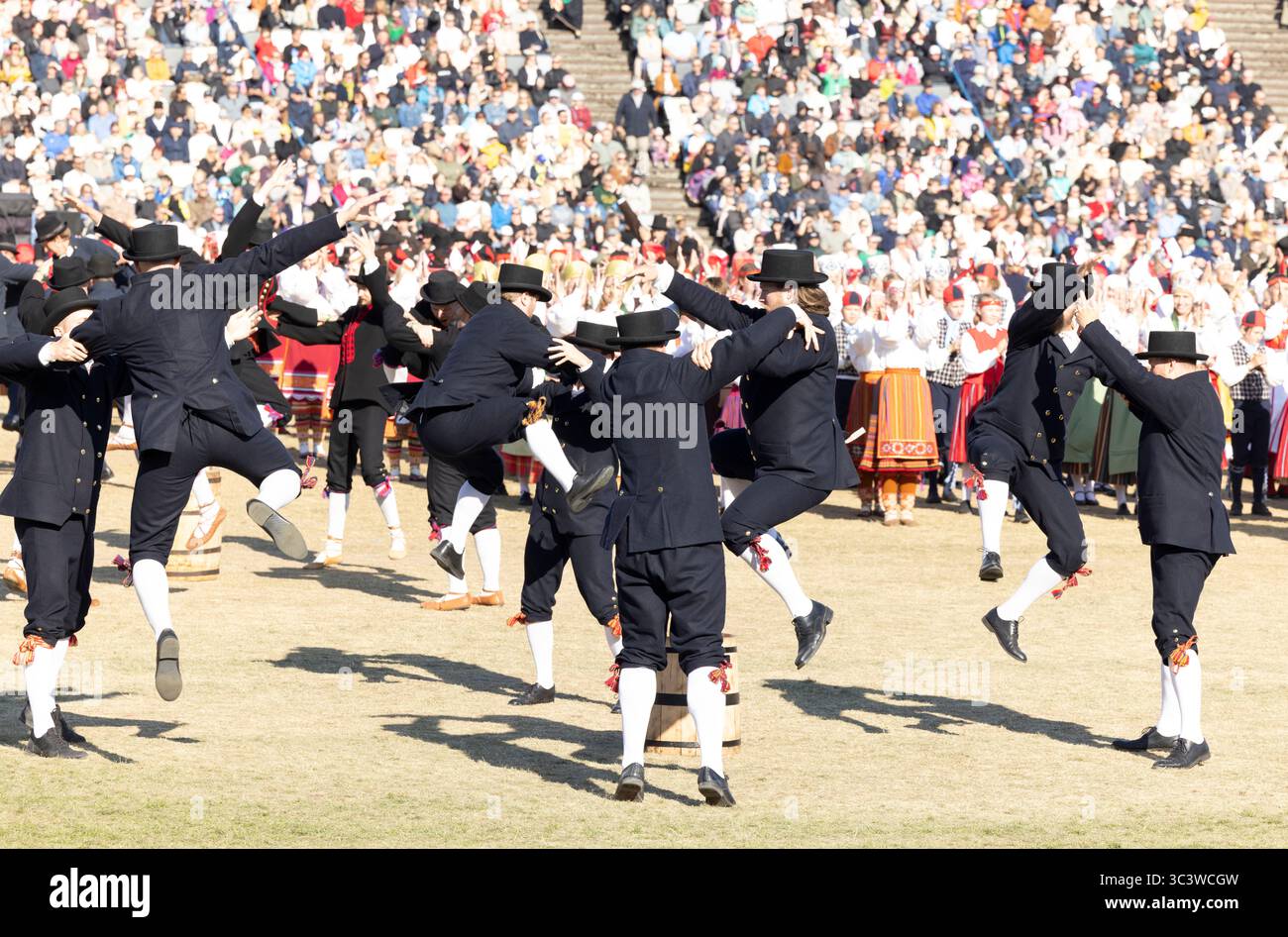 Tallinn, estonia, 4 luglio 2025: Ballerini popolari estoni che praticano i loro passi Foto Stock