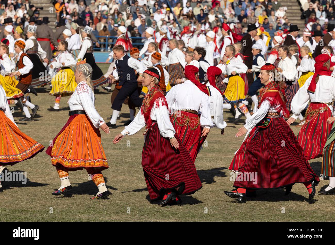 Tallinn, estonia, 4 luglio 2025: Ballerini popolari estoni che praticano i loro passi Foto Stock