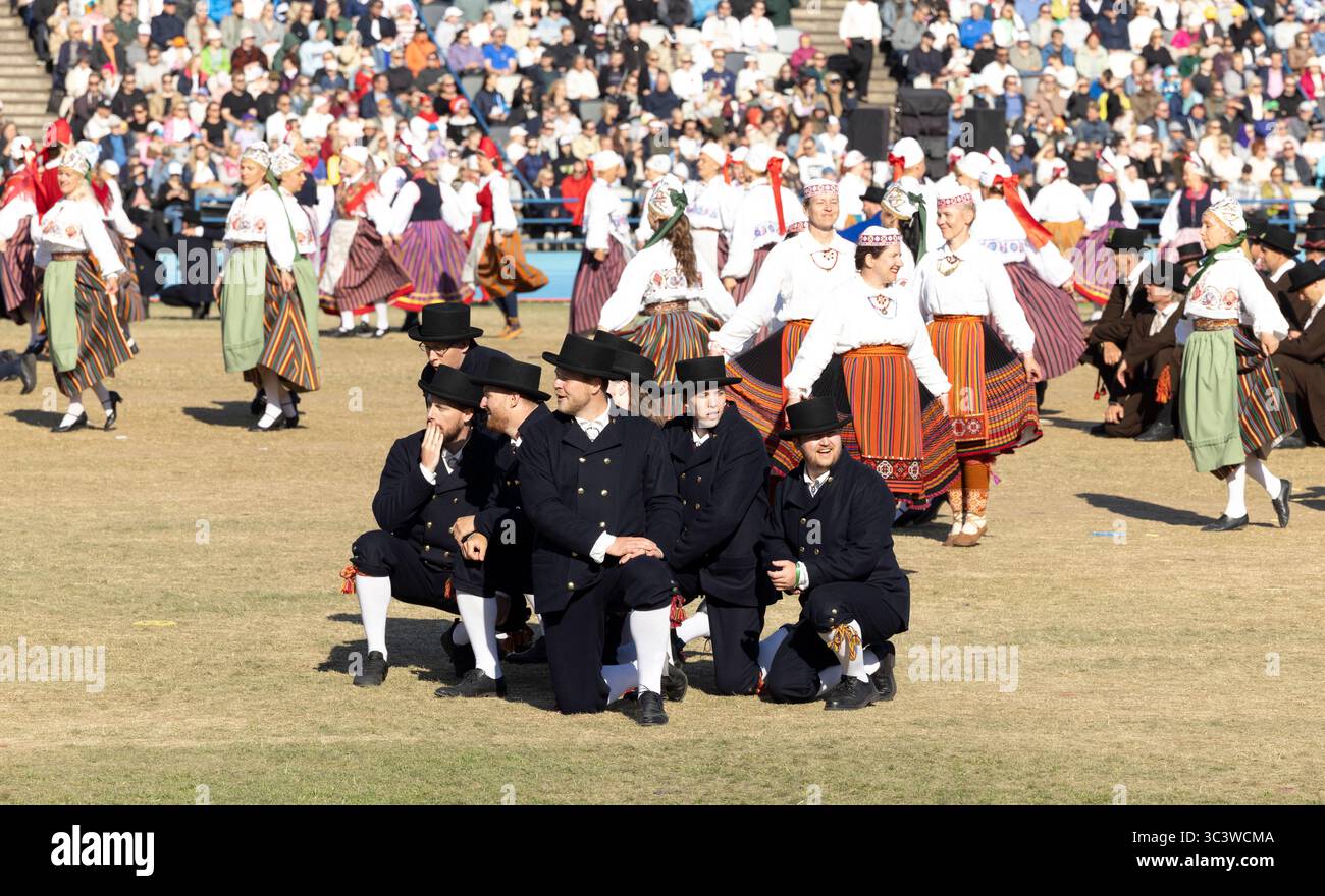 Tallinn, estonia, 4 luglio 2025: Ballerini popolari estoni che praticano i loro passi Foto Stock