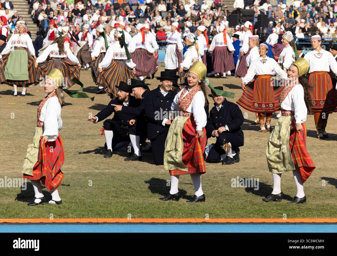 Tallinn, estonia, 4 luglio 2025: Ballerini popolari estoni che praticano i loro passi Foto Stock
