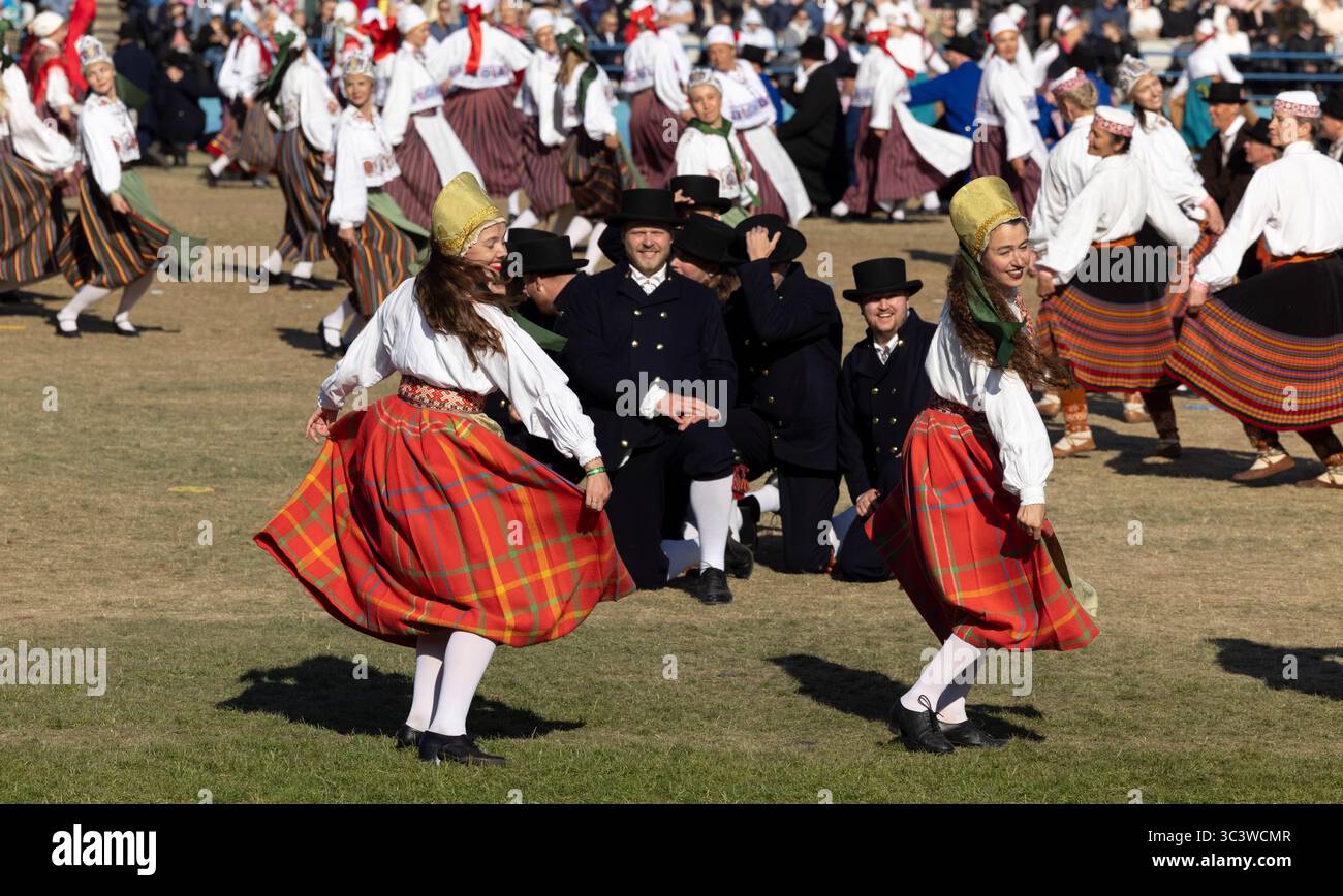 Tallinn, estonia, 4 luglio 2025: Ballerini popolari estoni che praticano i loro passi Foto Stock