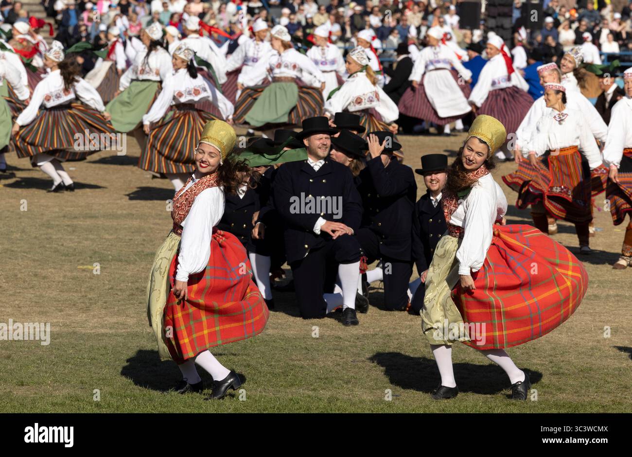 Tallinn, estonia, 4 luglio 2025: Ballerini popolari estoni che praticano i loro passi Foto Stock