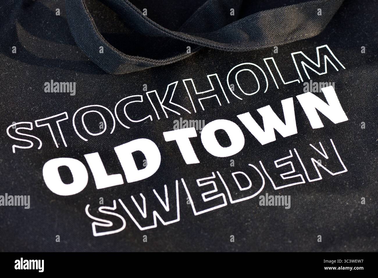 Testo "Stoccolma città vecchia Svezia" su borsa souvenir nera, articolo di merchandising Foto Stock