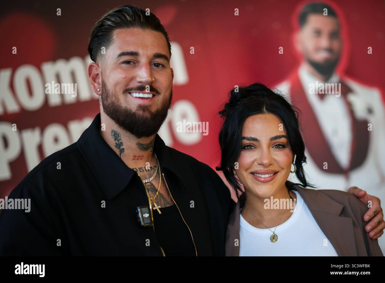 Essen, Germania. 27 luglio 2025. Le celebrità della reality TV Mike Heiter (l) e sua moglie Leyla Heiter, ex Leyla Lahouar, si trovano di fronte a un muro promozionale per il documentario sul loro matrimonio durante un servizio fotografico. Crediti: Christoph Reichwein/dpa/Alamy Live News Foto Stock