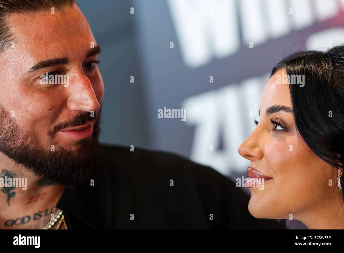 Essen, Germania. 27 luglio 2025. Le celebrità della reality TV Mike Heiter (l) e sua moglie Leyla Heiter, ex Leyla Lahouar, si trovano di fronte a un muro promozionale per il documentario sul loro matrimonio durante un servizio fotografico. Crediti: Christoph Reichwein/dpa/Alamy Live News Foto Stock
