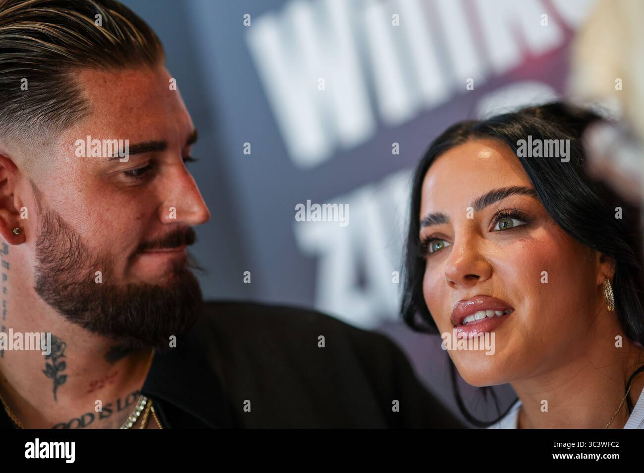 Essen, Germania. 27 luglio 2025. Le celebrità della reality TV Mike Heiter (l) e sua moglie Leyla Heiter, ex Leyla Lahouar, si trovano di fronte a un muro promozionale per il documentario sul loro matrimonio durante un servizio fotografico. Crediti: Christoph Reichwein/dpa/Alamy Live News Foto Stock