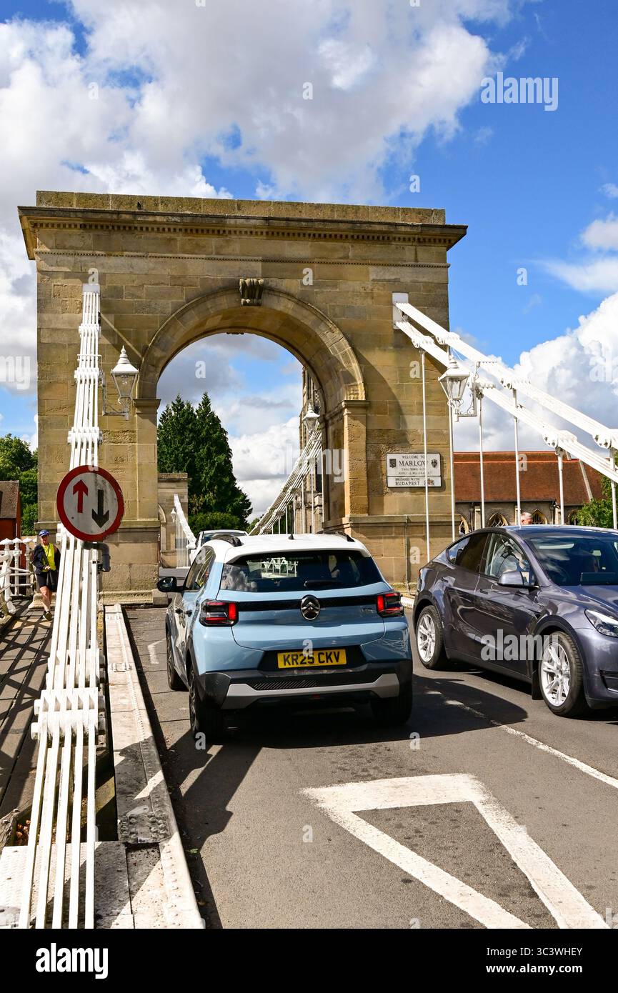 Marlow, Buckinghamshire, Inghilterra, Regno Unito – 20 luglio 2025: Code per attraversare il ponte a corsia singola fino alla città di Marlow. Foto Stock