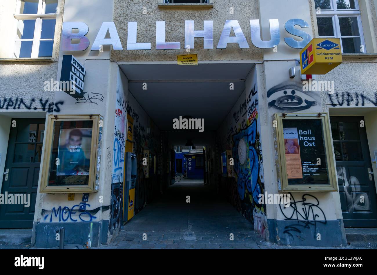 Ingresso coperto da graffiti al Ballhaus Ost, teatro e sede culturale nel quartiere Prenzlauer Berg di Berlino, Berlino, Germania. Foto Stock