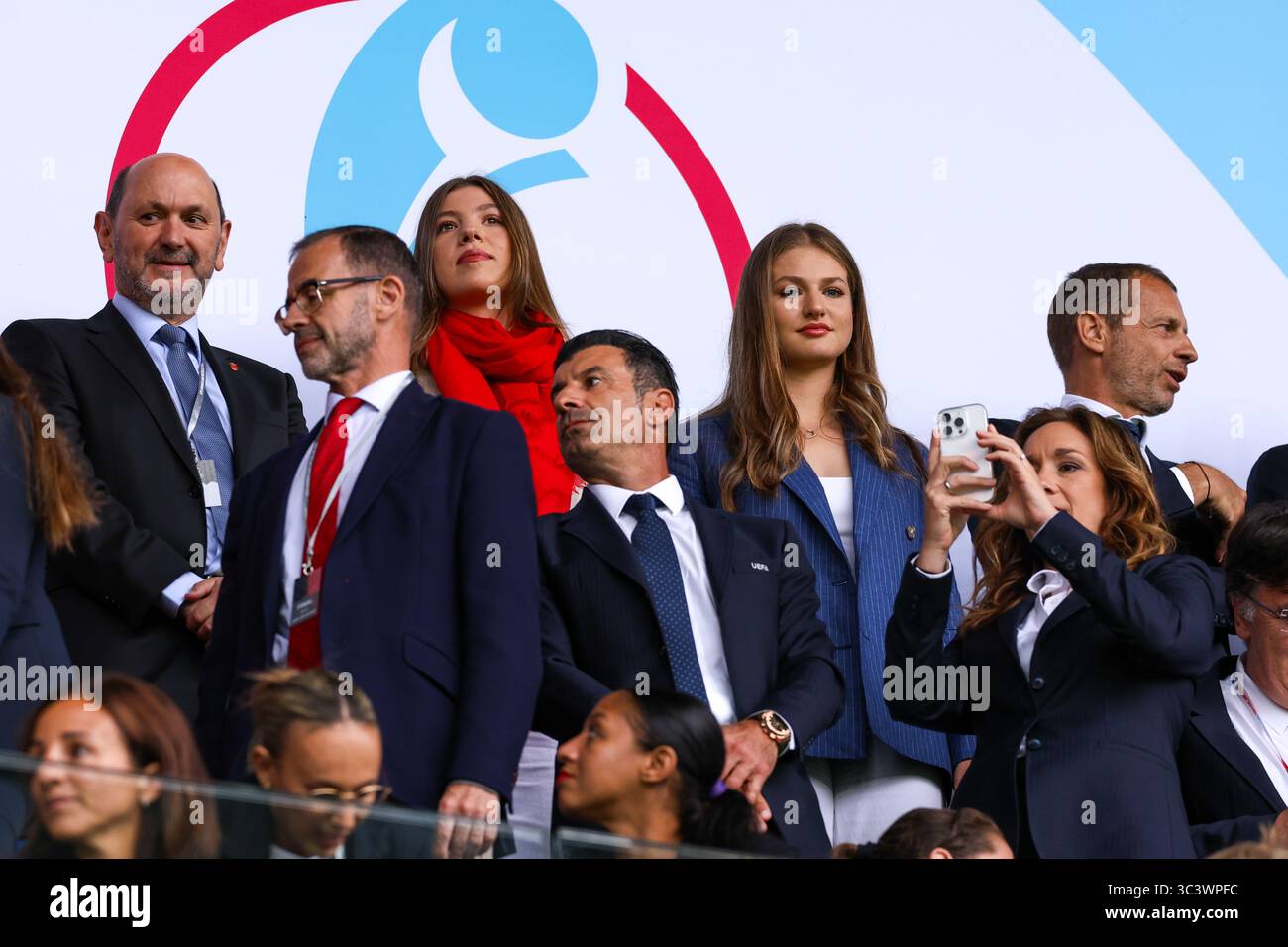 Basilea, Svizzera. 27 luglio 2025. BASILEA, SVIZZERA - LUGLIO 27: Rafael Louzan, Presidente della Federazione calcistica spagnola reale, Infanta Sofia, Principessa Leonor di Spagna e Aleksander Ceferin, Presidente UEFA durante la finale di UEFA Women's EURO 2025 tra Inghilterra e Spagna a St. Jakob-Park il 27 luglio 2025 a Basilea, Svizzera. (Foto di Leiting Gao/Agenzia BSR) credito: Agenzia BSR/Alamy Live News Foto Stock