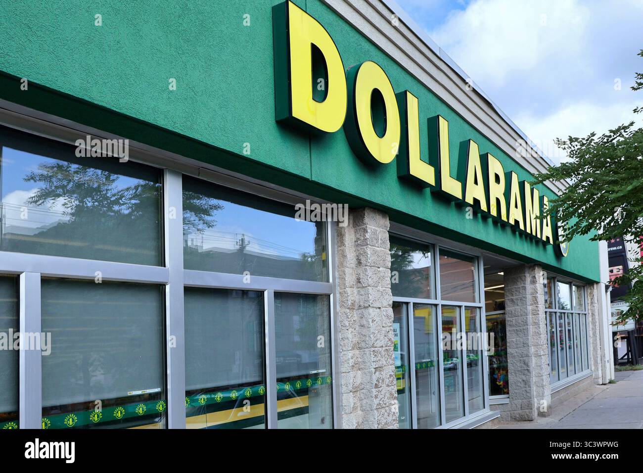 Esterno di un negozio Dollarama, la catena di discount più famosa del Canada Foto Stock