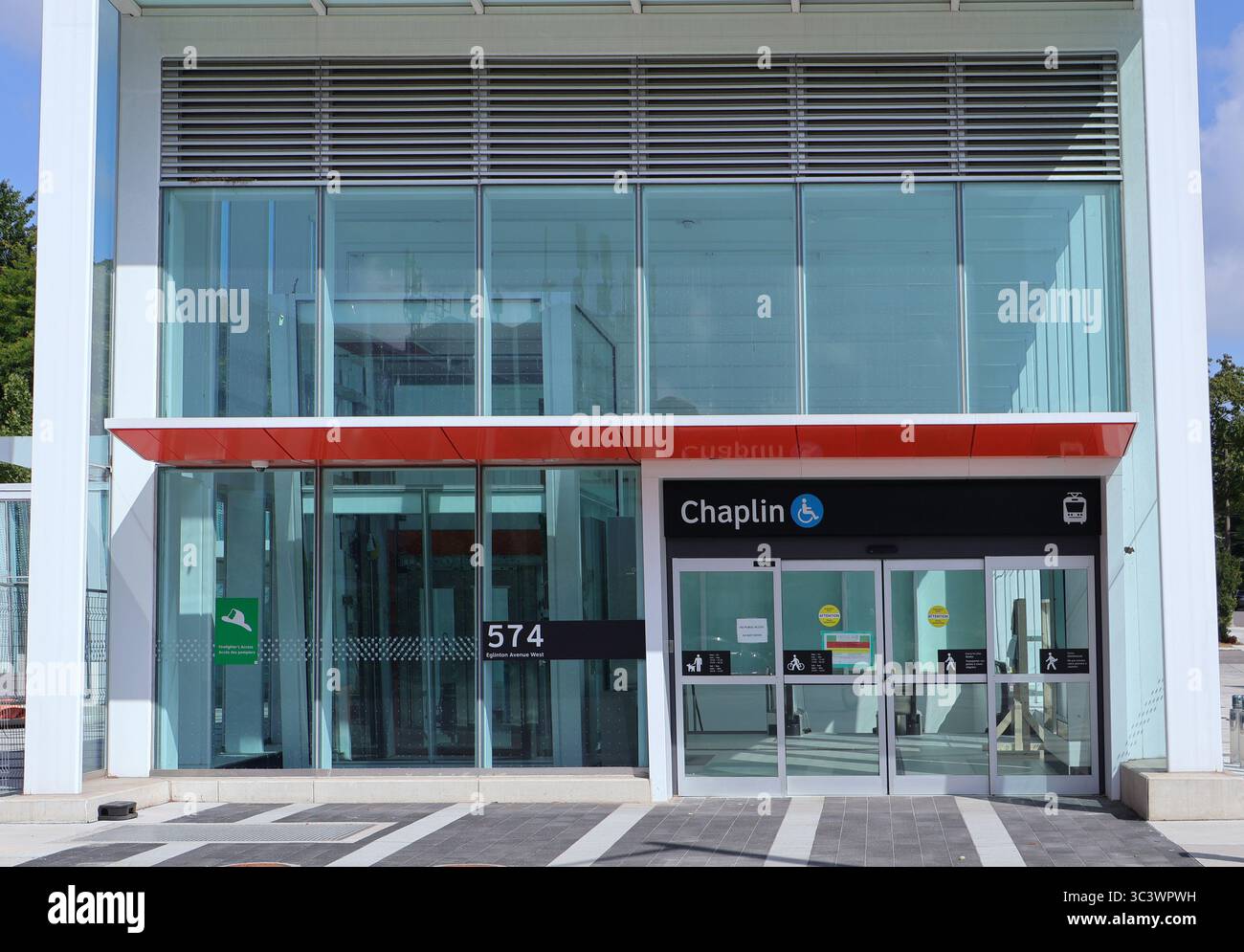 Un nuovo ingresso alla stazione della metropolitana per la nuova linea di trasporto rapido Eglinton Crosstown a Toronto Foto Stock