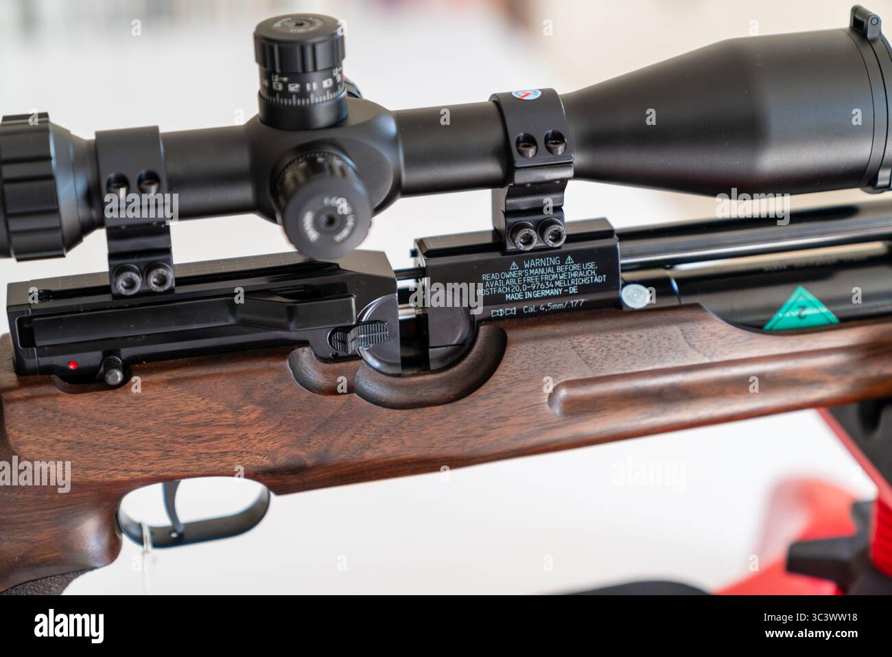 Vista ravvicinata del meccanismo di caricamento del caricatore di un fucile Weihrauch di alta qualità completo di mirino telescopico Foto Stock