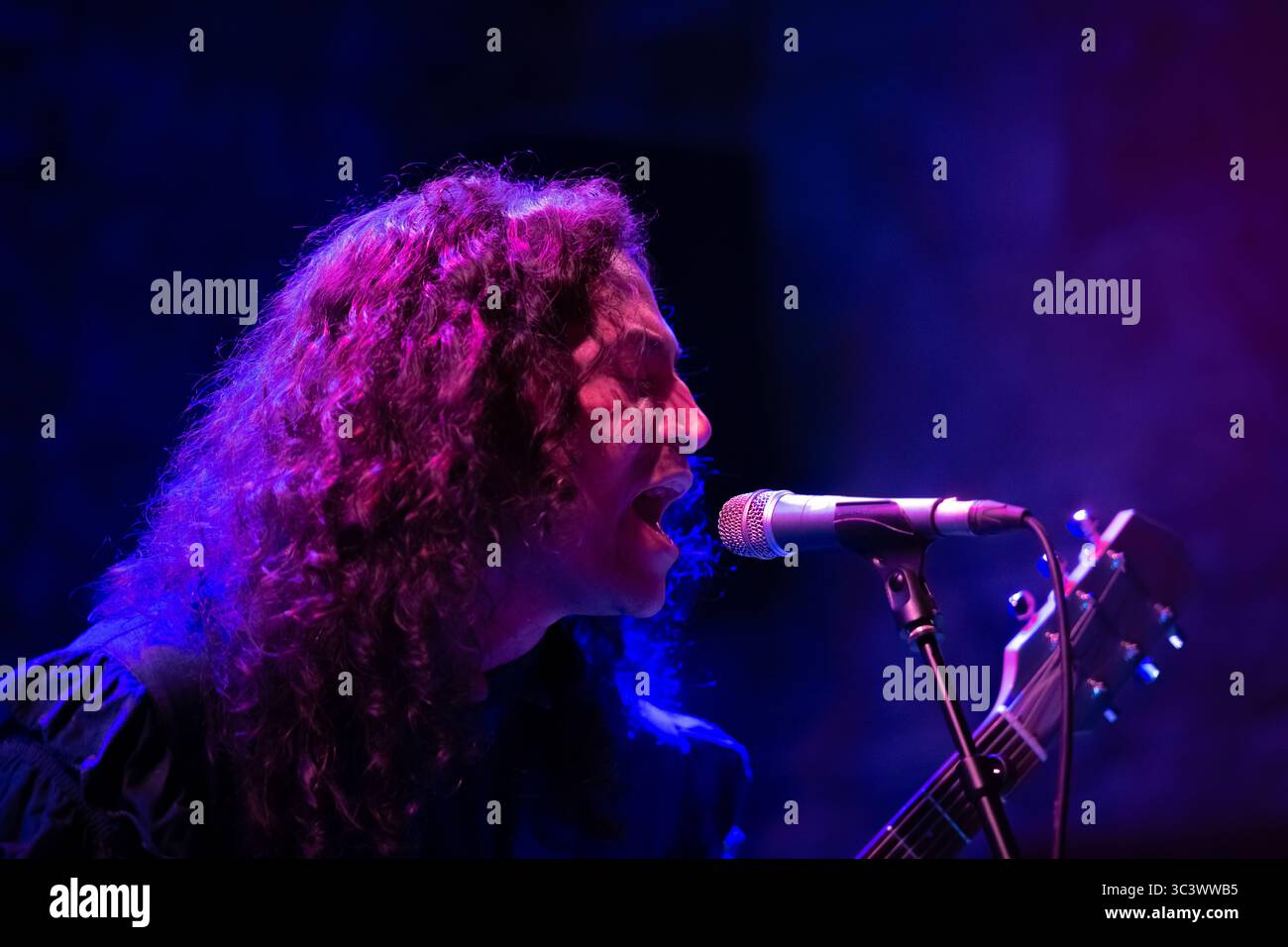 Edimburgo, Regno Unito, 25 luglio 2025. La band noise punk di San Franciscan Deerhoof ha catturato l'esibizione nella cripta sotterranea delle Caves della fotografa scozzese di musica dal vivo Daisy Duende. La band.che ha recentemente annunciato la rimozione della loro musica da Spotify, sta girando il Regno Unito per promuovere il loro ventesimo album in studio Noble and Godlike in Ruin. Le grotte sono la sottostruttura del South Bridge del XVIII secolo, nella capitale della Scozia. I Deerhoof continuano il loro tour nel Regno Unito con concerti nel nord dell'Inghilterra prima di raggiungere Londra il 28-29 luglio. Crediti: Daisy Duende/Alamy Live News Foto Stock