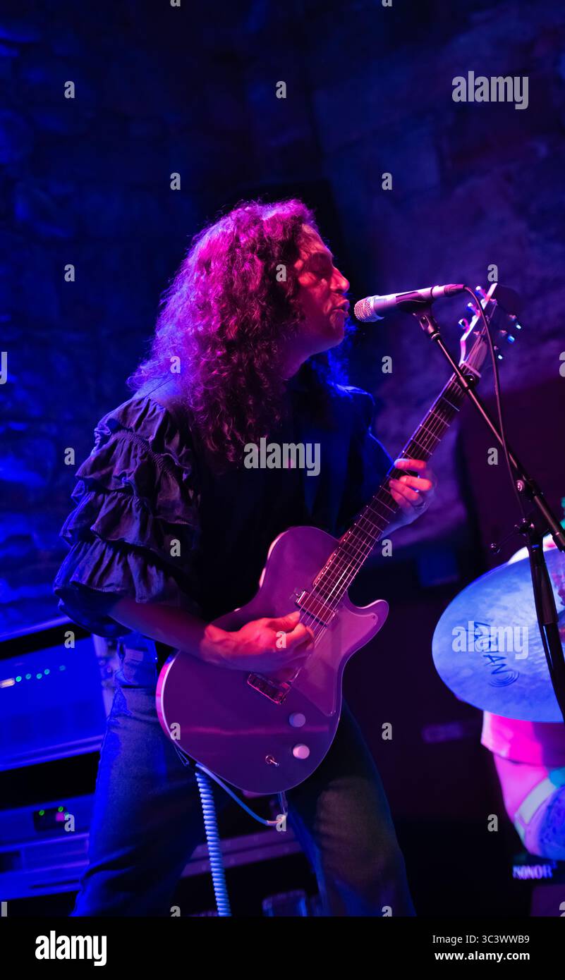 Edimburgo, Regno Unito, 25 luglio 2025. La band noise punk di San Franciscan Deerhoof ha catturato l'esibizione nella cripta sotterranea delle Caves della fotografa scozzese di musica dal vivo Daisy Duende. La band.che ha recentemente annunciato la rimozione della loro musica da Spotify, sta girando il Regno Unito per promuovere il loro ventesimo album in studio Noble and Godlike in Ruin. Le grotte sono la sottostruttura del South Bridge del XVIII secolo, nella capitale della Scozia. I Deerhoof continuano il loro tour nel Regno Unito con concerti nel nord dell'Inghilterra prima di raggiungere Londra il 28-29 luglio. Crediti: Daisy Duende/Alamy Live News Foto Stock