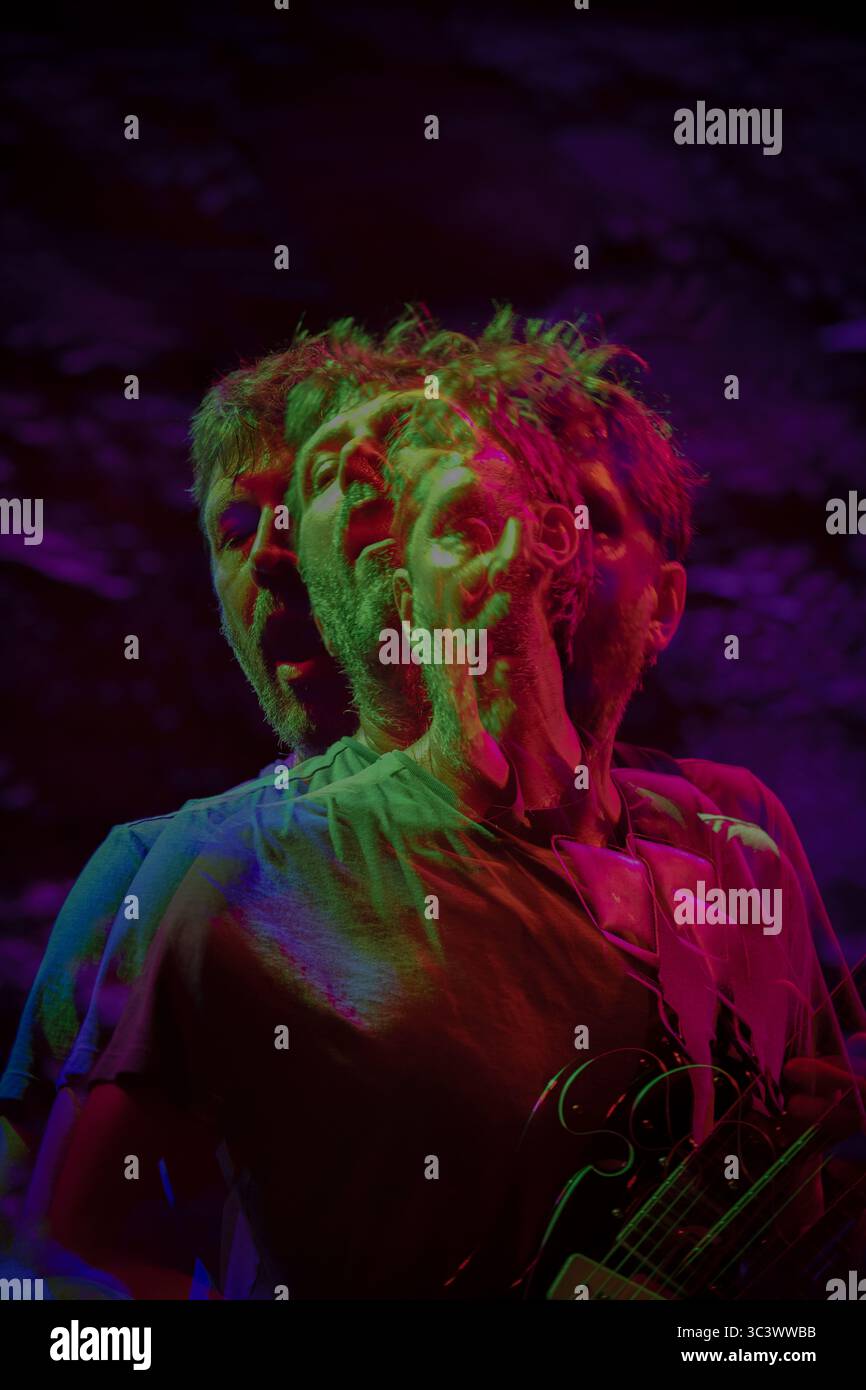 Edimburgo, Regno Unito, 25 luglio 2025. La band noise punk di San Franciscan Deerhoof ha catturato l'esibizione nella cripta sotterranea delle Caves della fotografa scozzese di musica dal vivo Daisy Duende. La band.che ha recentemente annunciato la rimozione della loro musica da Spotify, sta girando il Regno Unito per promuovere il loro ventesimo album in studio Noble and Godlike in Ruin. Le grotte sono la sottostruttura del South Bridge del XVIII secolo, nella capitale della Scozia. I Deerhoof continuano il loro tour nel Regno Unito con concerti nel nord dell'Inghilterra prima di raggiungere Londra il 28-29 luglio. Crediti: Daisy Duende/Alamy Live News Foto Stock