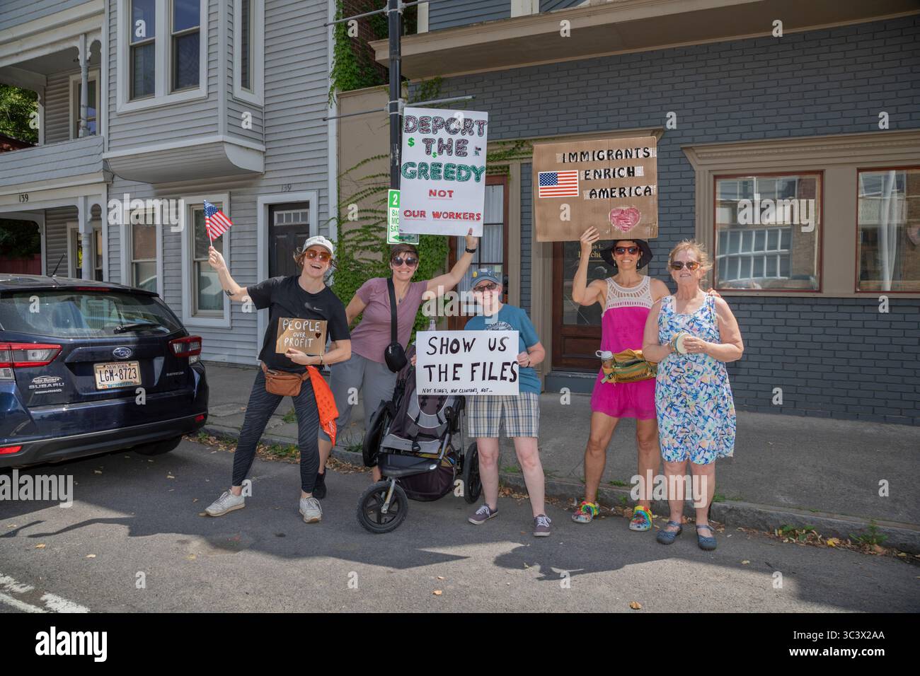 Seneca Falls, New York, USA; 26 luglio 2025: Questo gruppo di donne comprendeva parte di una più grande protesta ondata contro le politiche di Donald Trump. Foto Stock