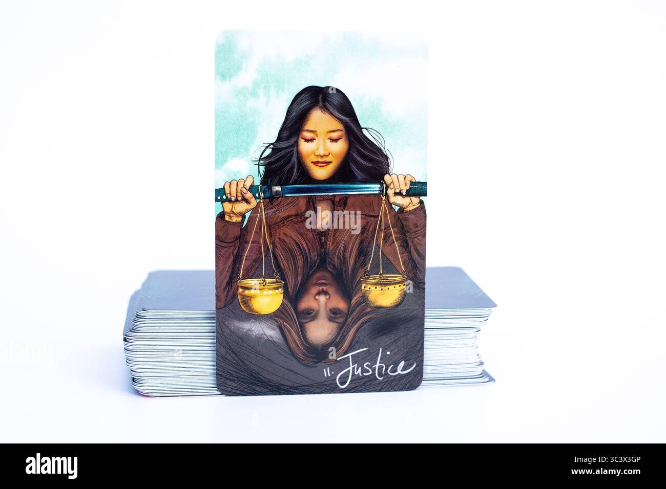 Carta Tarocchi “giustizia” che simboleggia verità, equità, karma e allineamento con la legge superiore. Foto Stock