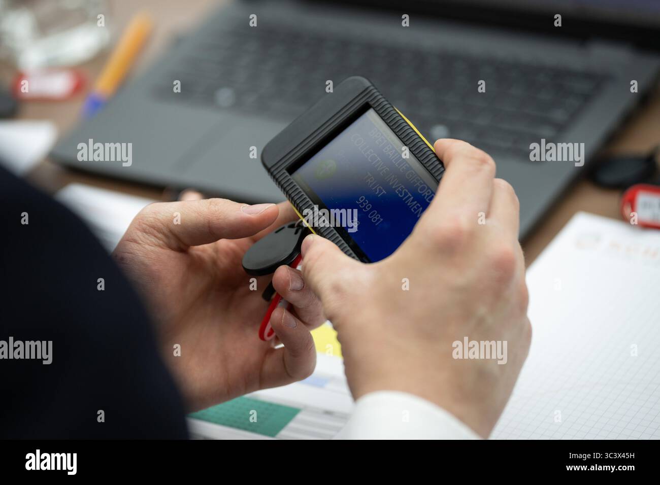 LUBIN, POLONIA - 18 GIUGNO 2025: Assemblea generale annuale di KGHM Polska Miedz. L'azionista utilizza un dispositivo di voting. Foto Stock