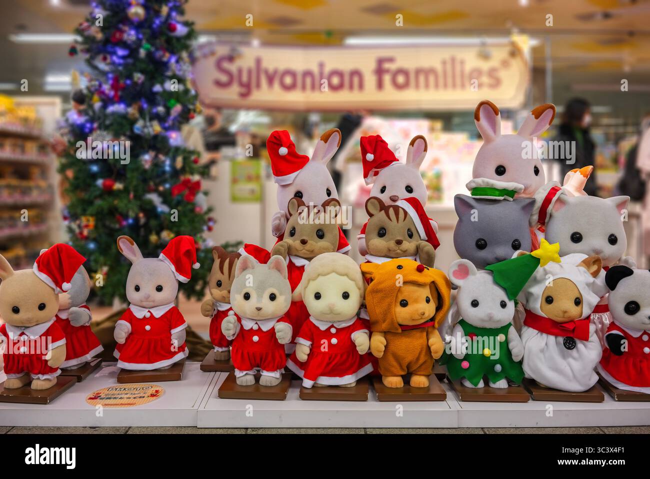 tokyo, odaiba - 24 dicembre 2024: Figurine a grandezza naturale di carini personaggi delle famiglie Sylvaniane in abiti natalizi, per celebrare il 40° anniversario del Foto Stock