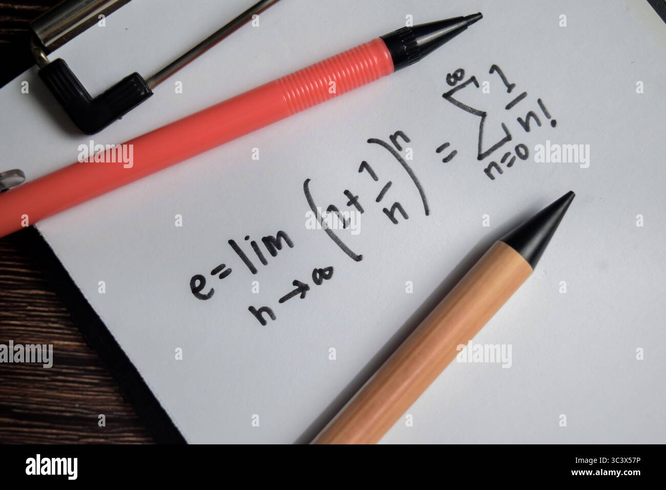 Concetto di definizione del numero di Eulero scritto su libro isolato su tavolo di legno. Foto Stock