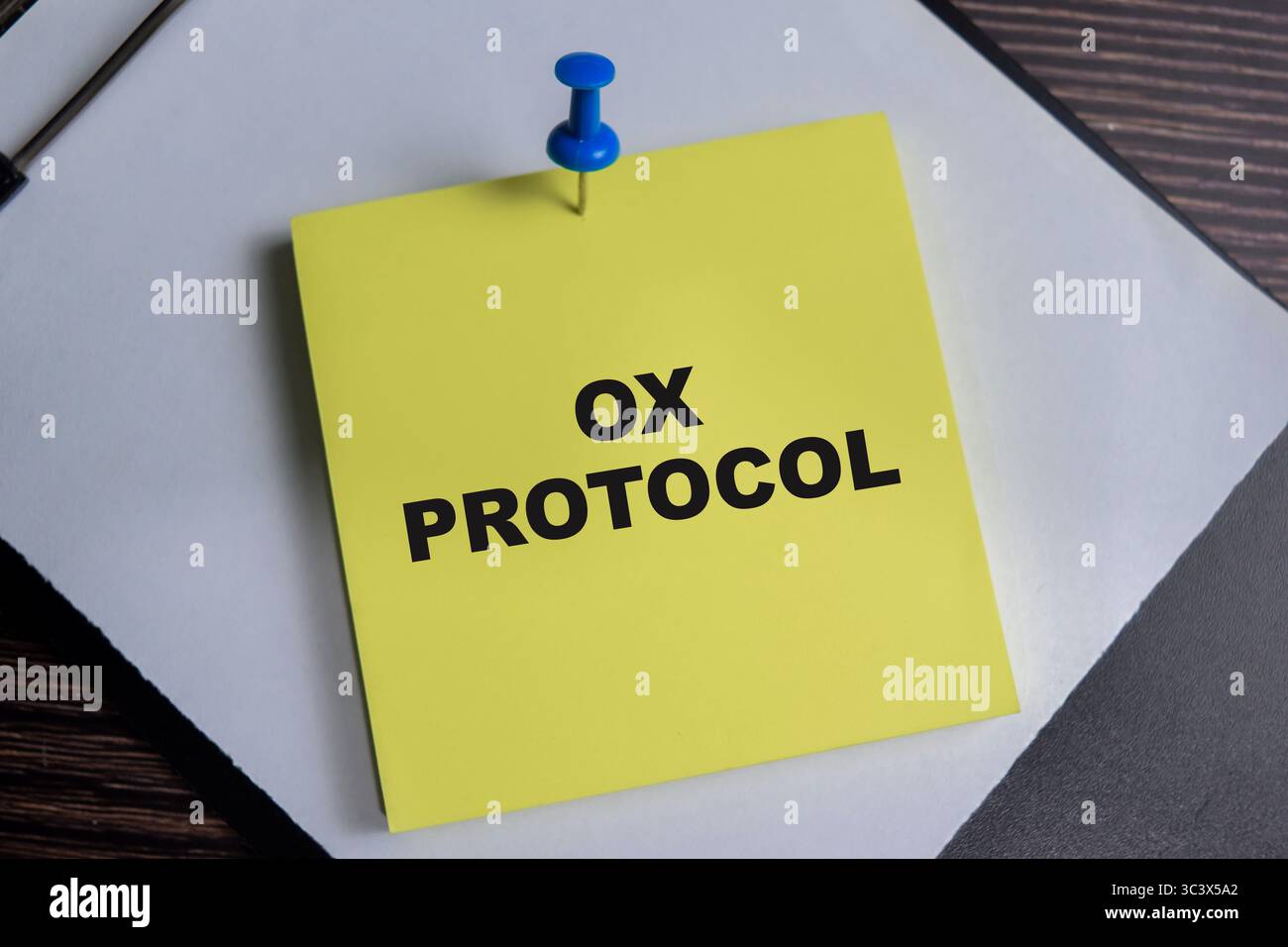 Concetto di protocollo OX scrivere su note adesive isolate su un tavolo in legno. Foto Stock