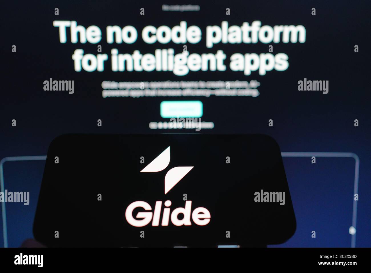 Roosendaal, Paesi Bassi - 27 luglio 2025: Un telefono cellulare con il logo di Glide, una piattaforma senza codice per la creazione di app, con il sito Web sul retro Foto Stock