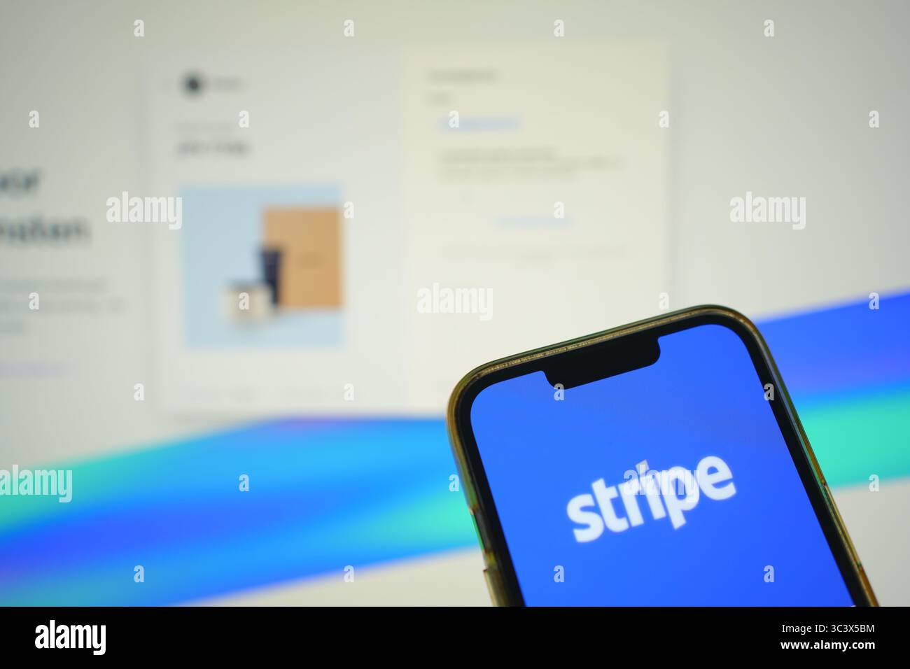 Roosendaal, Paesi Bassi - 27 luglio 2025: Un telefono cellulare con il logo di Stripe, una piattaforma di infrastrutture finanziarie per Internet, con Foto Stock