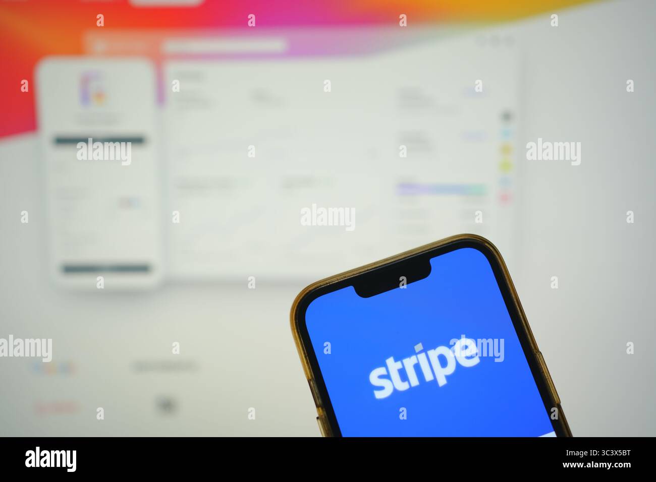 Roosendaal, Paesi Bassi - 27 luglio 2025: Un telefono cellulare con il logo di Stripe, una piattaforma di infrastrutture finanziarie per Internet, con Foto Stock